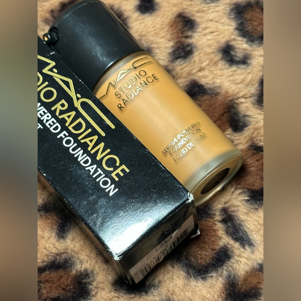 MAC Studio Radiance Serum Powder Foundation in NC45